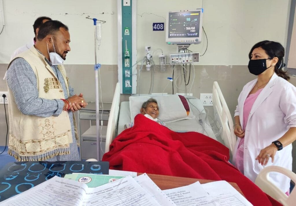 অসুস্থ ছবি পৰিচালক পুলক গগৈ! GMCHত স্বাস্থ্যৰ বুজ ল’লে মন্ত্ৰী বিমল বৰাই… 1 photo1663855050 1