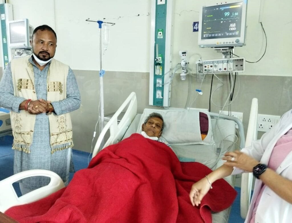 অসুস্থ ছবি পৰিচালক পুলক গগৈ! GMCHত স্বাস্থ্যৰ বুজ ল’লে মন্ত্ৰী বিমল বৰাই… 3 photo1663855050