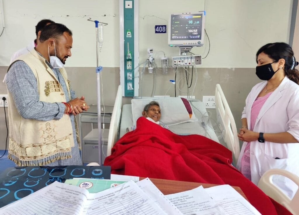 অসুস্থ ছবি পৰিচালক পুলক গগৈ! GMCHত স্বাস্থ্যৰ বুজ ল’লে মন্ত্ৰী বিমল বৰাই… 2 photo1663855051