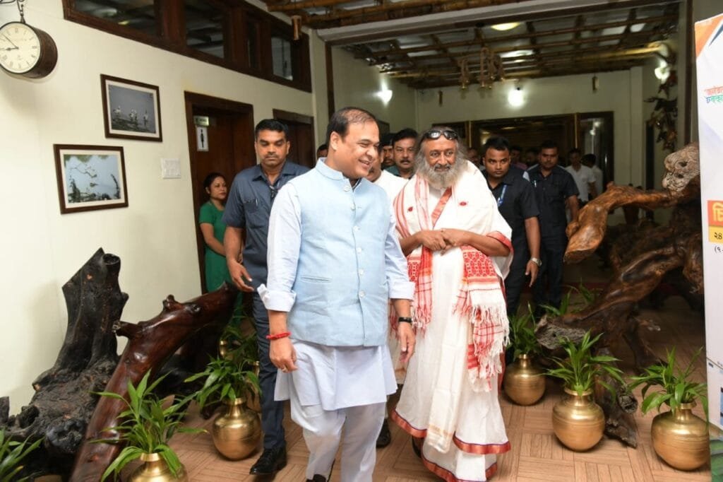 হিমন্ত বিশ্ব শৰ্মা যদিও অসমৰ মুখ্যমন্ত্ৰী, কিন্তু তেও সদায় সাত ভনীৰ কথাই চিন্তা কৰেঃ আধ্যাত্মিক গুৰু ৰবি শংকৰ 2 photo1664101101