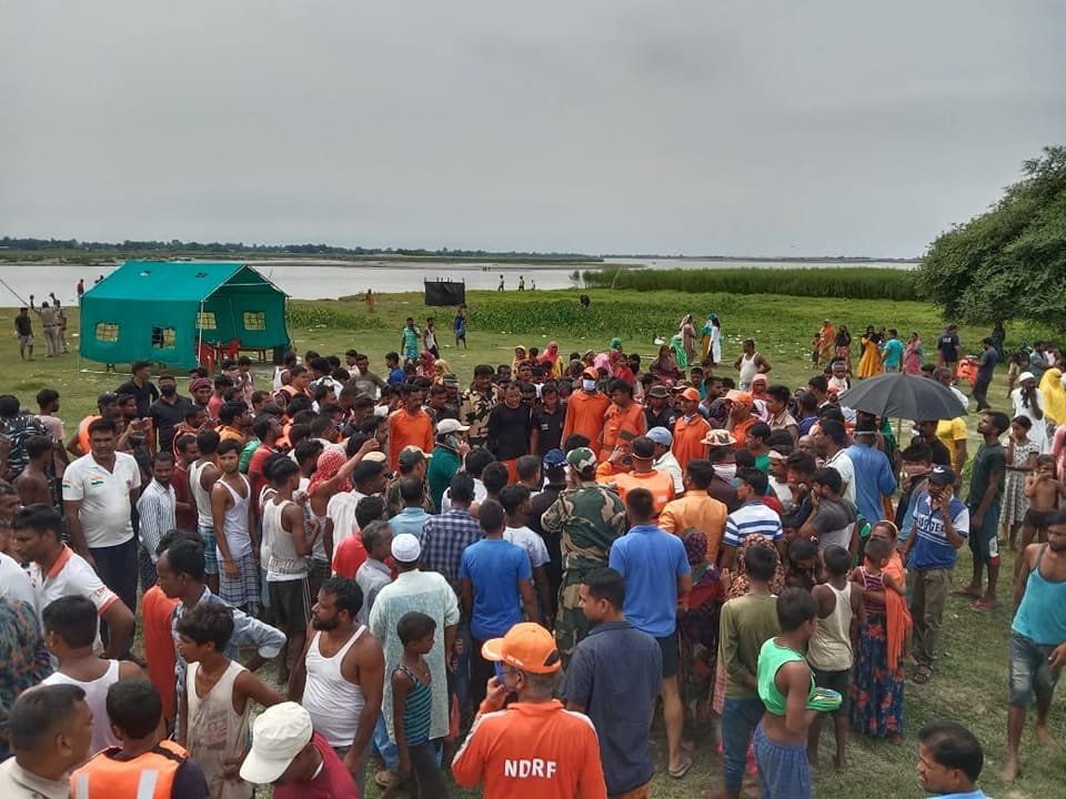 ধুবুৰীৰ নাও দুৰ্ঘটনাত সন্ধানহীন চক্ৰ বিষয়া সঞ্জু দাসৰ মৃতদেহ উদ্ধাৰ... 3 1
