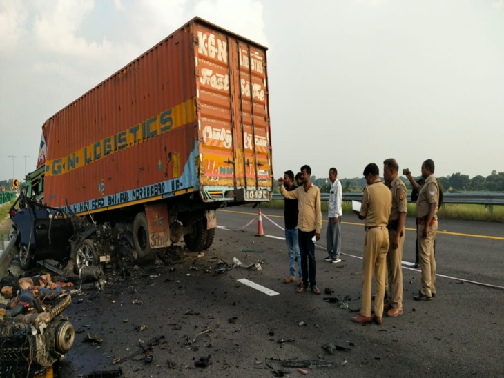শোকাবহ! কণ্টেইনাৰ ট্ৰাকৰ সৈতে সংঘৰ্ষ BMW বাহনৰ, চিকিৎসকসহ ৪ জনৰ কৰুণ মৃত্যু 2 image 111