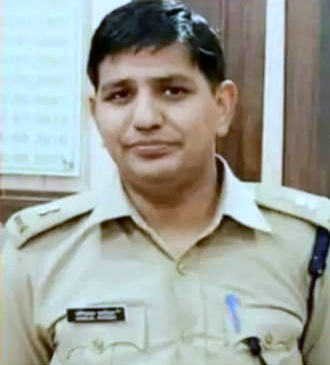 অৱশেষত আত্মসমৰ্পণ ২ বছৰ ধৰি পলাতক হৈ থকা আইপিএছ মণিলাল পাটিদাৰৰ, ব্যৱসায়ীৰ পৰা ধন দাবী কৰি প্ৰৰোচিত কৰিছিল আত্মহত্যাৰ বাবে 2 image 125