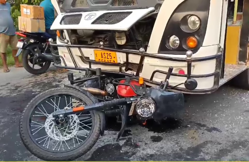 শোকাৱহ! তীব্ৰবেগী বাছে মহটিয়ালে বাইক আৰোহীক, কৰুণ মৃত্যু কণমানি সন্তানৰ পিতৃ টিকেন্দ্ৰজিতৰ... 1 image 151