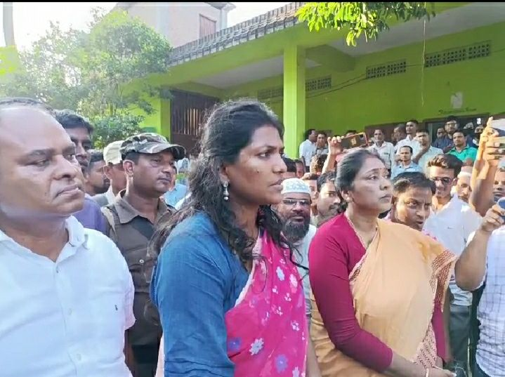 Action Mode ত উপায়ুক্ত কীৰ্তি জল্লী, শিক্ষকৰ দৰমহা এমাহৰ বাবে স্থগিত কৰাৰ নিৰ্দেশ জিলা উপায়ুক্তৰ 1 image 153