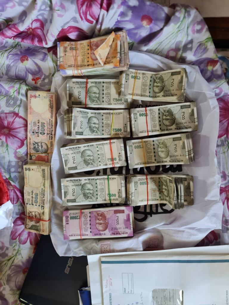 DTO সঞ্জীৱ হাজৰিকাৰ বাসগৃহত দুৰ্নীতি নিবাৰক শাখাৰ অভিযান, জব্দ ৭ লক্ষাধিক টকা… 2 image 159