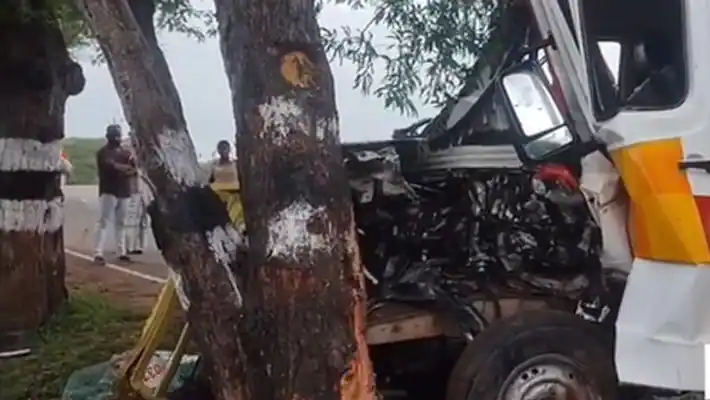 মৰ্মান্তিক! হাস্পতাললৈ যোৱাৰ পথতে এম্বুলেন্স দুৰ্ঘটনাত পতিত হৈ মৃত্যু মাতৃসহ প্ৰসূতি মহিলাৰ 2 image 181