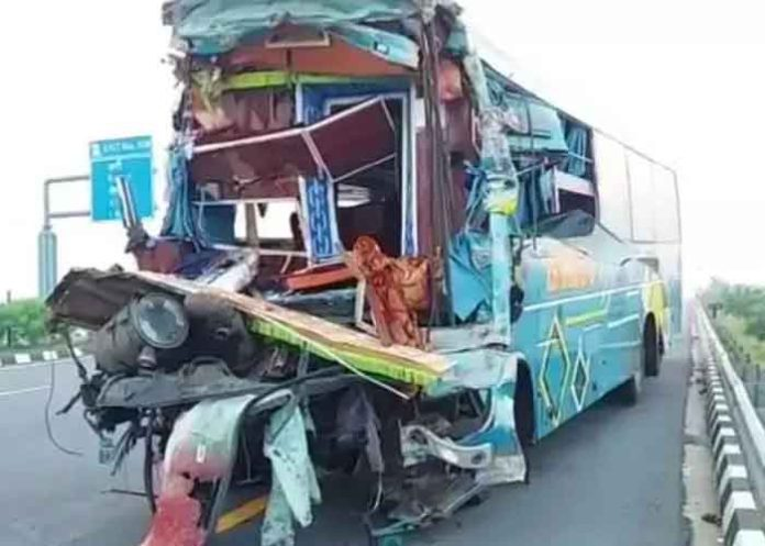 মৰ্মান্তিক! বাছ আৰু কণ্টেইনাৰৰ সংঘৰ্ষত নিহত শিশুসহ ৪ জনকৈ লোক, আহত ৪২ জন 1 image 182