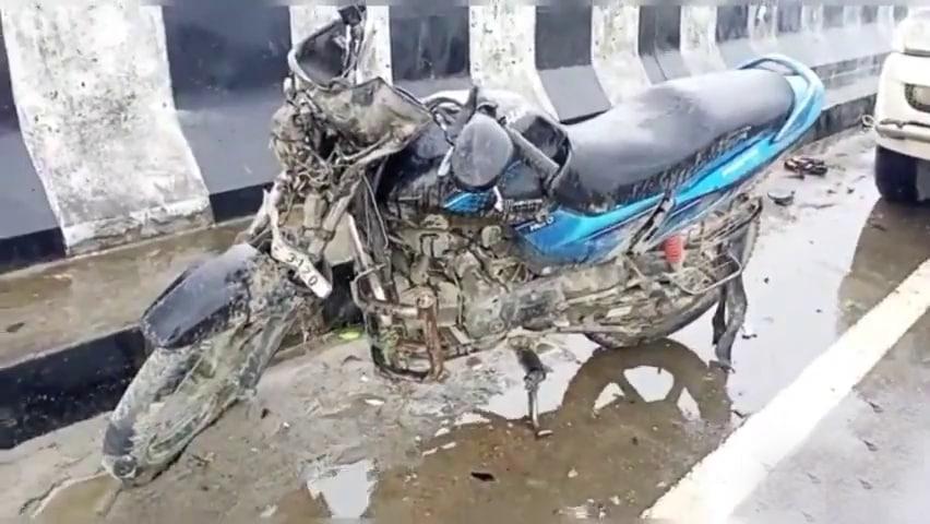 ভয়ংকৰ দুৰ্ঘটনা! দুখন চাৰিচকীয়া বাহন আৰু বাইকৰ মাজত হোৱা সংঘৰ্ষত নিহত এজন, আহত তিনিজন 2 image 204