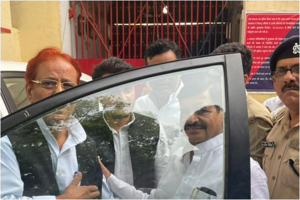 মুখ্যমন্ত্ৰীৰ বিৰুদ্ধে অপমানজনক মন্তব্য! সমাজবাদী পাৰ্টীৰ নেতা আজম খানক ৩ বছৰ কাৰাদণ্ড আদালতৰ… 2 image 217