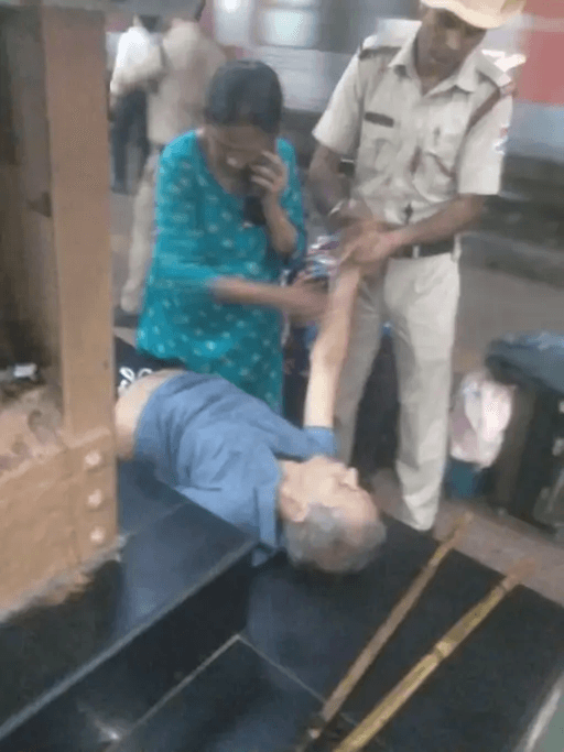 ৰে’ল যাত্ৰাৰ সময়তে হৃদৰোগত আক্ৰান্ত হৈছিল স্বামী! এনেদৰে মৃত্যুৰ মুখৰ পৰা ঘূৰাই আনিলে পত্নীয়ে, ভাইৰেল ভিডিঅ’ 1 image 22