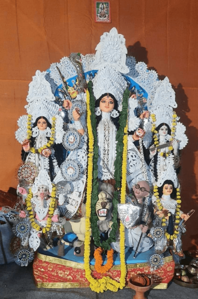 জাতিৰ পিতাক চূড়ান্ত অপমান! দুৰ্গা পূজাত মহিষাসুৰৰ স্থানত মহাত্মা গান্ধীক উপস্থাপন... 1 image 30