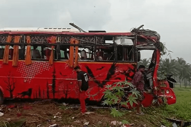 মৰ্মান্তিক! শিক্ষামূলক ভ্ৰমণৰ বাবে গৈ থকা সময়তে ভয়ংকৰ দুৰ্ঘটনা, শিক্ষক-শিক্ষাৰ্থীসহ ৯ জন নিহত 2 image 52