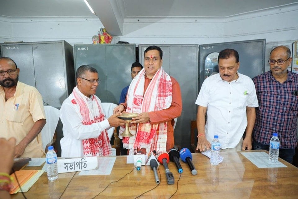 দুবছৰৰ পিছত পুনৰ সাজু নলবাৰীৰ ঐতিহ্যমণ্ডিত শ্ৰীশ্ৰী হৰিমন্দিৰ, এইবাৰ কেইদিনীয়াকৈ উদযাপন হ’ব ৰাস মহোৎসৱ… 2 photo1664714547