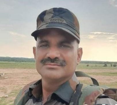 শোকাবহ! গুলীচালনাৰ প্ৰশিক্ষণৰ সময়তে টেংকৰ বেৰেল বিস্ফোৰণ ঘটি শ্বহীদ ২ সেনা জোৱান… 1 photo1665138990