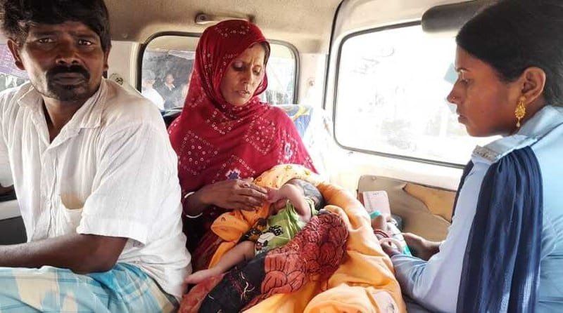 ৰাখে হৰি…! প্লাষ্টিকৰ টাবত উঠাই সদ্যজাত কন্যা সন্তানক ভৰ বাৰিষা নৈৰ সােঁতত উটুৱাই দিলে অজ্ঞাত লােকে, তাৰ পাছত… 1 photo1665297414