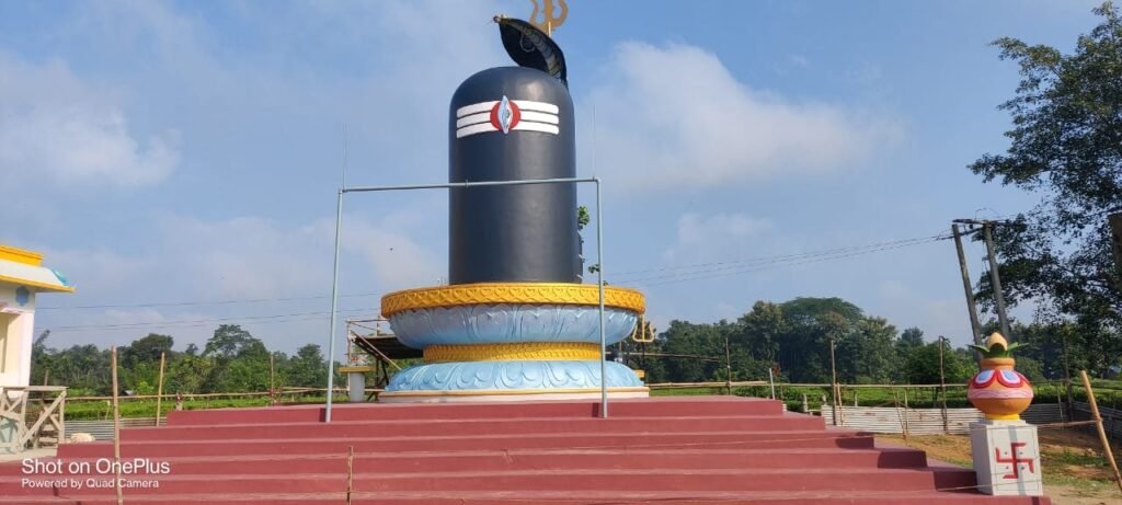 একতাৰ নিদৰ্শন! ২২ বছৰে জমা কৰা ধনেৰে নিজাববীয়াকৈ শিৱ লিংগ আৰু কালী মন্দিৰ নিৰ্মাণ কৰি উলিয়ালে এখন বাগিছাৰ চাহ শ্ৰমিকে… 1 photo1666519471