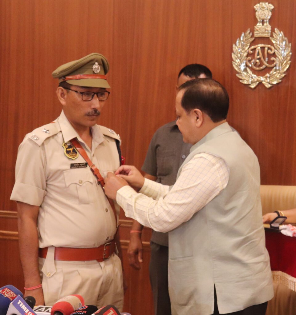 01 11 22 Guwahati DGP felicitated Insp. Samarjit Basumatary 10