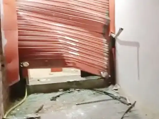 চাঞ্চল্যকৰ! চিচি কেমেৰাত স্প্ৰে’ কৰি ATM ভাঙি পিকআপ ভানত উঠাই লৈ গ’ল ডকাইতৰ দলে, ৩০ কিলোমিটাৰ খেদিও কৰায়ত্ত কৰাত ব্যৰ্থ আৰক্ষী 1 image 112