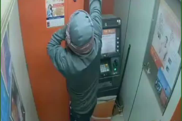 চাঞ্চল্যকৰ! চিচি কেমেৰাত স্প্ৰে’ কৰি ATM ভাঙি পিকআপ ভানত উঠাই লৈ গ’ল ডকাইতৰ দলে, ৩০ কিলোমিটাৰ খেদিও কৰায়ত্ত কৰাত ব্যৰ্থ আৰক্ষী 2 image 113