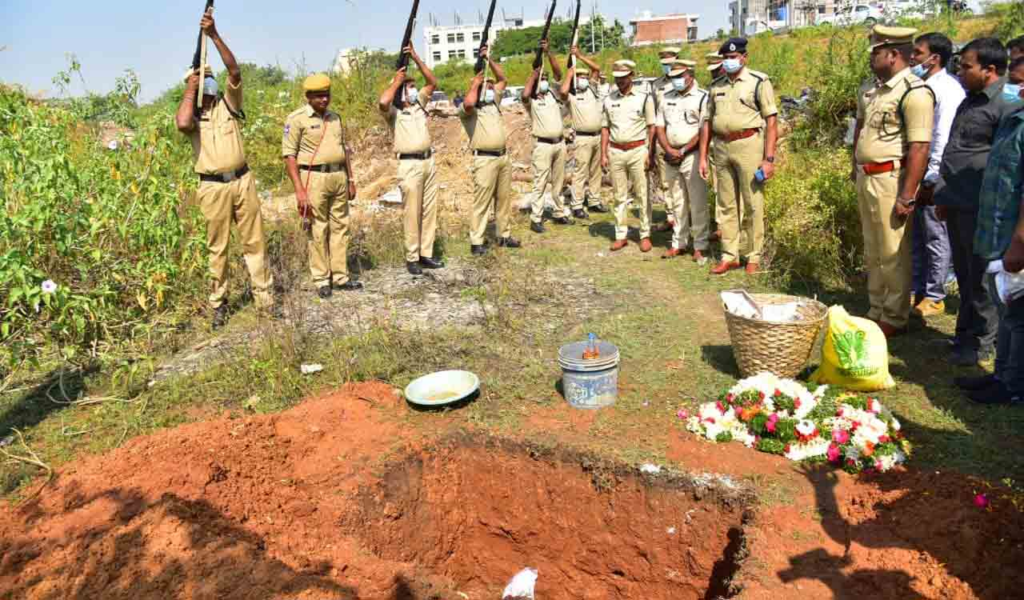 শোকাবহ! প্ৰধানমন্ত্ৰীৰ ভ্ৰমণৰ সময়ত নিৰাপত্তাত নিয়োজিত আৰক্ষীৰ স্নিফাৰ ডগ টাইছনৰ মৃত্যু, সামৰিক মৰ্যাদাৰে জনোৱা হ’ল শেষ বিদায়… 2 image 115
