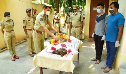 শোকাবহ! প্ৰধানমন্ত্ৰীৰ ভ্ৰমণৰ সময়ত নিৰাপত্তাত নিয়োজিত আৰক্ষীৰ স্নিফাৰ ডগ টাইছনৰ মৃত্যু, সামৰিক মৰ্যাদাৰে জনোৱা হ’ল শেষ বিদায়… 3 image 116