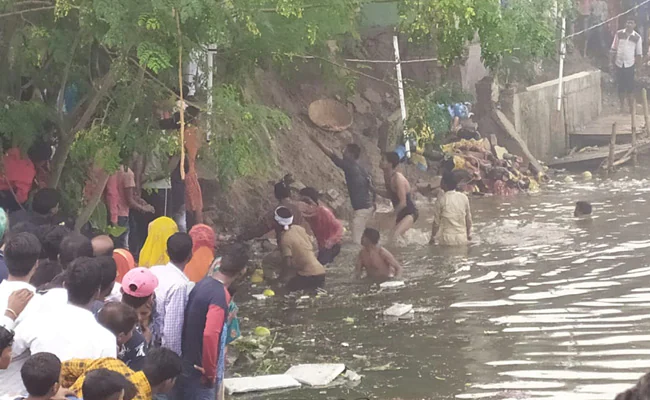 ছট পূজাৰ আনন্দৰ মাজতে বিহাৰত মৃত্যুৰ বিভীষিকা! সলিল সমাধি ঘটি মৃত্যু ৫৩ জনৰ… 2 image 17