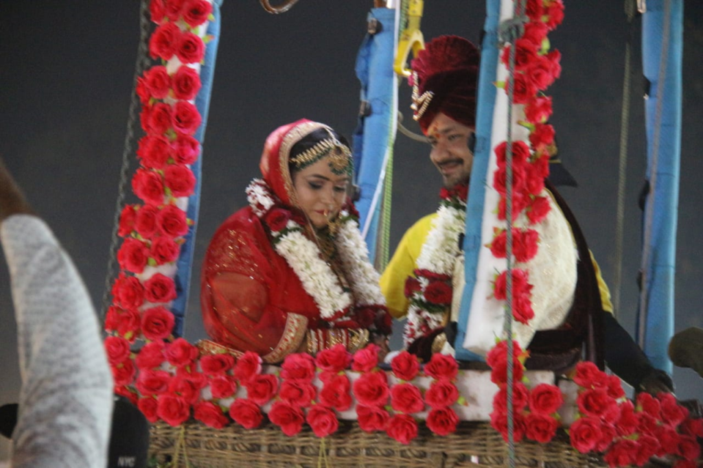 আজৱ বিয়া! এয়াৰ বেলুনত উঠি ৭০ ফুট উচ্চতাত বিবাহ পাশত আৱদ্ধ হ’ল ৰবি-প্ৰীতি, ভাইৰেল আলোকচিত্ৰ… 3 image 184