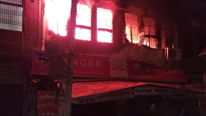 মৰ্মান্তিক! ইনভাৰ্টাৰৰ বেটাৰী বিস্ফোৰণৰ ফলত সংঘটিত অগ্নিকাণ্ডত নিঃশেষ হ’ল এটা পৰিয়াল, ৩ মহীয়া শিশুসহ মৃত্যু ৬ জনৰ… 1 image 212