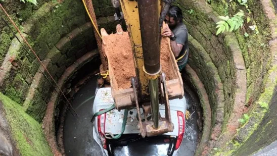 শোকাবহ! পুত্ৰক গাড়ী চলাবলৈ শিকাই থকাৰ সময়তে বাহনসহ কুঁৱাত বাগৰি পৰি মৃত্যু পিতৃৰ, গুৰুতৰভাৱে আহত পুত্ৰ 1 image 26