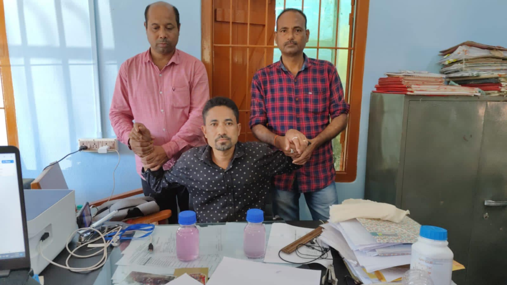 আকৌ উৎকোচ কাণ্ড! এইবাৰ ভিজিলেন্সৰ হাতত গ্ৰেপ্তাৰ লক্ষীমপুৰ জল সম্পদ বিভাগৰ ২ কৰ্মচাৰী… 1 image 43
