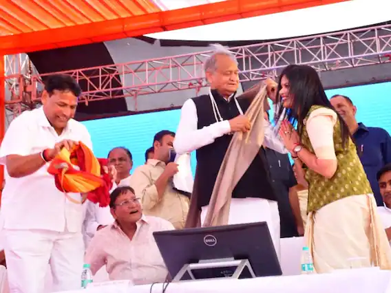 বিভেদ আঁতৰাই ঐক্যৰ বাৰ্তা! ৰামায়ণত পিএইছডি কৰি সংস্কৃত বিষয়ৰ প্ৰধামগৰাকী মুছলমান অধ্যাপিকা হ’ল অঞ্জুম আৰা… 2 image 54