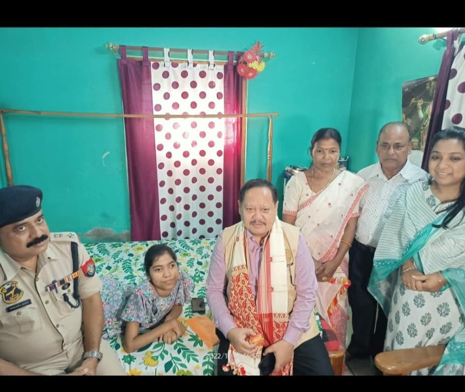 শাৰীৰিক প্ৰতিবন্ধকতাক নেওচি JNUত অধ্যয়নৰ সুযোগ লাভ কৰা ৰূপশিখা নাথক সাক্ষাৎ DGP ভাস্কৰজ্যোতি মহন্তৰ… 2 image 57