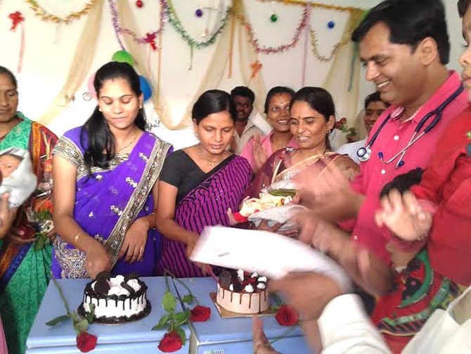 মহানুভৱতা! হাস্পতালত কন্যা সন্তান জন্ম হ’লে ফিজ নহয়, কেক কাটি উদযাপন কৰে এগৰাকী চিকিৎসকে… 1 image 75