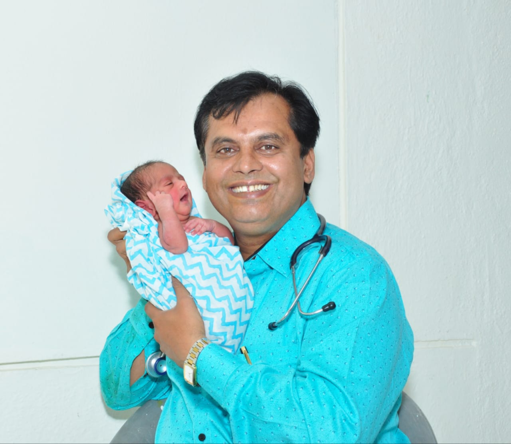মহানুভৱতা! হাস্পতালত কন্যা সন্তান জন্ম হ’লে ফিজ নহয়, কেক কাটি উদযাপন কৰে এগৰাকী চিকিৎসকে… 2 image 76