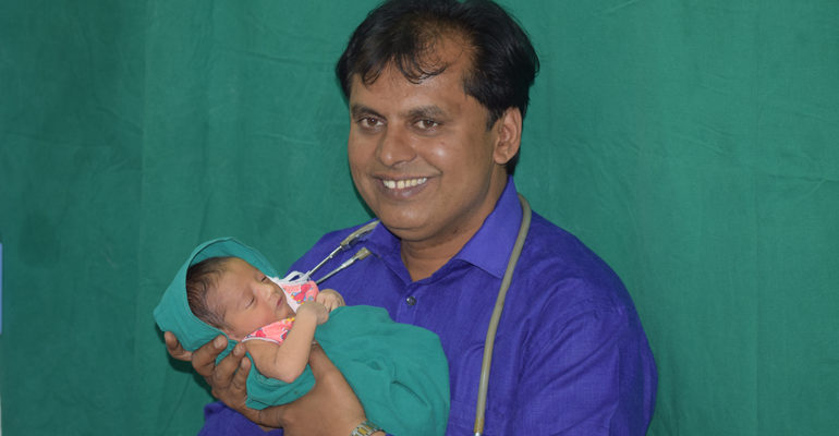 মহানুভৱতা! হাস্পতালত কন্যা সন্তান জন্ম হ’লে ফিজ নহয়, কেক কাটি উদযাপন কৰে এগৰাকী চিকিৎসকে… 3 image 77