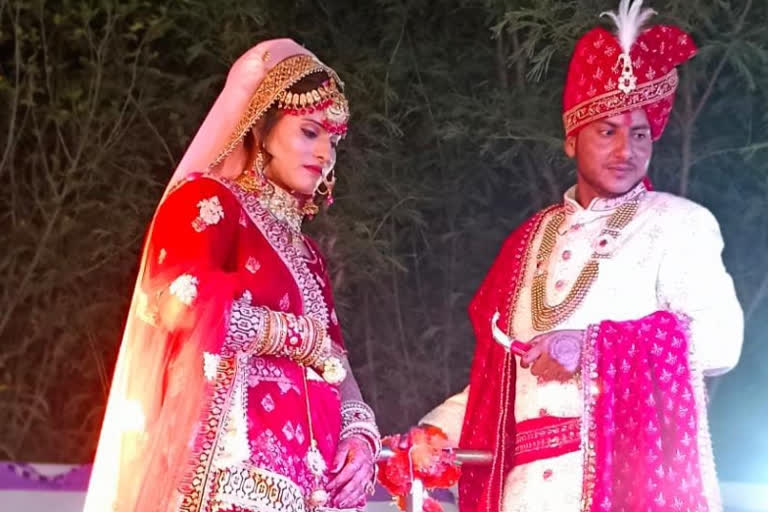 প্ৰেমে নামানে বাধা! লিংগ সলনি কৰি ছাত্ৰীৰ সৈতে বিয়াত বহিল শিক্ষয়িত্ৰী মীৰা… 2 image 79