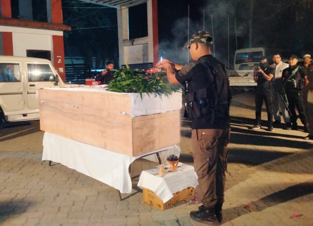 কিয় হত্যা কৰা হ’ল আৰক্ষী জোৱান গোকুল বসুমতাৰীক? ক’লে হত্যাকাৰী সতীৰ্থই… 3 06 12 22 Sonari police paying last tribute to Constable Gakul Basumatary 1