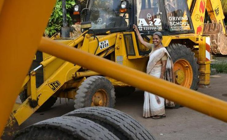 দূৰন্ত মন! ৰোড ৰোলাৰৰ পৰা ক্ৰেনলৈ… বিভিন্ন শ্ৰেণীৰ বাহন চালনৰ ১১ খন অনুজ্ঞাপত্ৰ লাভেৰে অনন্য অভিলেখ এগৰাকী সত্তৰ বৰ্ষীয় বৃদ্ধাৰ… 3 image 15