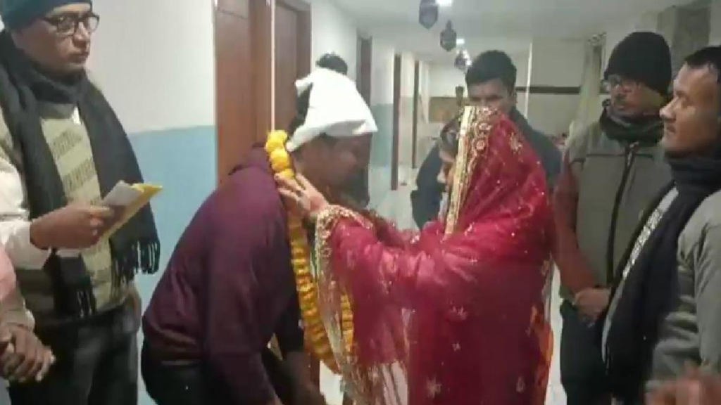 মৰ্মান্তিক! মাতৃৰ শেষ ইচ্ছা পূৰণ কৰি হাস্পতালৰ ICUৰ বাহিৰত সম্পন্ন হ’ল কন্যাৰ বিবাহ, তাৰ পিছতে মাতৃয়ে কৰিলে শেষ নিশ্বাস ত্যাগ… 1 image 155
