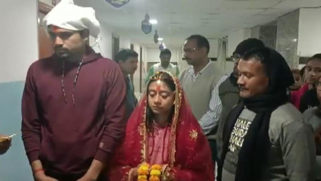 মৰ্মান্তিক! মাতৃৰ শেষ ইচ্ছা পূৰণ কৰি হাস্পতালৰ ICUৰ বাহিৰত সম্পন্ন হ’ল কন্যাৰ বিবাহ, তাৰ পিছতে মাতৃয়ে কৰিলে শেষ নিশ্বাস ত্যাগ… 2 image 156