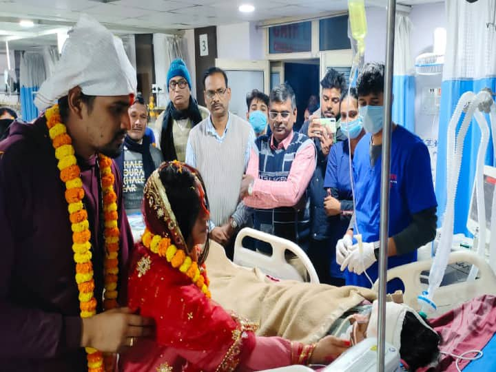মৰ্মান্তিক! মাতৃৰ শেষ ইচ্ছা পূৰণ কৰি হাস্পতালৰ ICUৰ বাহিৰত সম্পন্ন হ’ল কন্যাৰ বিবাহ, তাৰ পিছতে মাতৃয়ে কৰিলে শেষ নিশ্বাস ত্যাগ… 3 image 157
