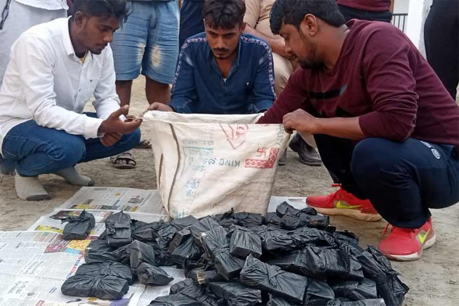 বংগ আৰক্ষীৰ আচম্বিত অভিযান, গুৱাহাটীমুখী স্ক’ৰপিঅ'ৰ পৰা জব্দ ৯৩.৮৩ লাখ টকা... 1 image 26