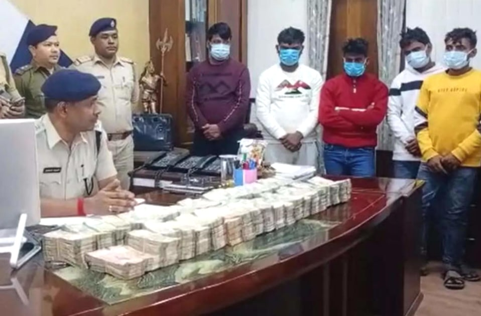বংগ আৰক্ষীৰ আচম্বিত অভিযান, গুৱাহাটীমুখী স্ক’ৰপিঅ'ৰ পৰা জব্দ ৯৩.৮৩ লাখ টকা... 2 image 27