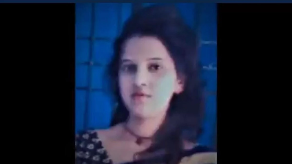 মৰ্মান্তিক! ৰাজপথত সম্ভ্ৰান্তৰ বিলাসী বাহনৰ দৌৰাত্ম্যই প্ৰাণ কাঢ়িলে যুৱতীৰ… 1 image 33