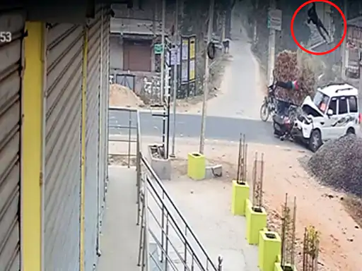 মৰ্মান্তিক! ভগ্নীৰ বিয়াৰ বজাৰ কৰিবলৈ গৈ উভতি নাহিল অজিত, ভয়ংকৰ দুৰ্ঘটনাই কাঢ়ি নিলে প্ৰাণ… 1 image 47