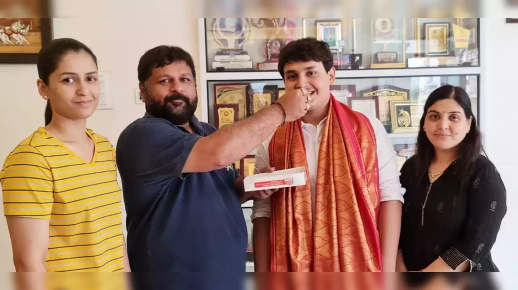 মেট্ৰিক দিয়াৰ বয়সতে স্নাতকোত্তৰ ডিগ্ৰী লাভ কৰি চৰ্চাত এগৰাকী ছাত্ৰ, অৰ্জন কৰিলে এই কৃতিত্ব… 2 image 54