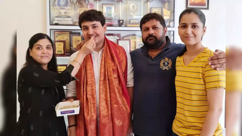 মেট্ৰিক দিয়াৰ বয়সতে স্নাতকোত্তৰ ডিগ্ৰী লাভ কৰি চৰ্চাত এগৰাকী ছাত্ৰ, অৰ্জন কৰিলে এই কৃতিত্ব… 3 image 55