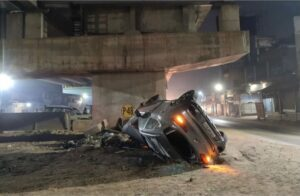 মৰ্মান্তিক! নিৰ্মীয়মাণ উৰণীয়া সেতুৰ পৰা বাগৰি পৰিল বিয়া খাই উভতি অহা কন্যাসহ দম্পতী, পতি-পত্নীৰ মৃত্যু, সংকটজনক কন্যাৰ অৱস্থাও… 2 image 62