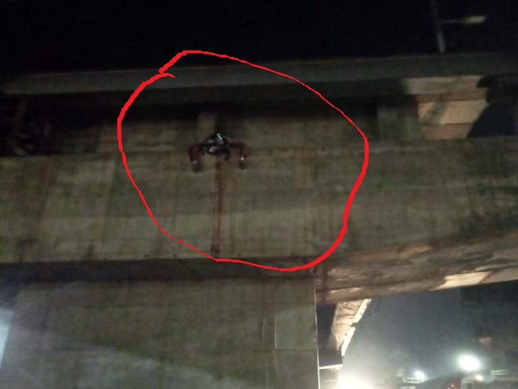 মৰ্মান্তিক! নিৰ্মীয়মাণ উৰণীয়া সেতুৰ পৰা বাগৰি পৰিল বিয়া খাই উভতি অহা কন্যাসহ দম্পতী, পতি-পত্নীৰ মৃত্যু, সংকটজনক কন্যাৰ অৱস্থাও… 3 image 63